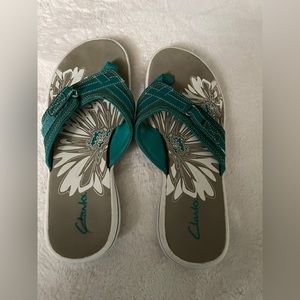 Clarks flip flops size 8.
